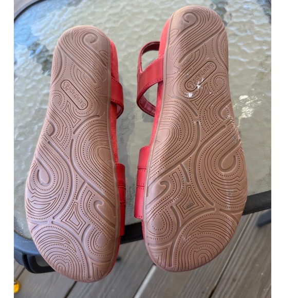 Baretraps Janus Red Strappy Wedge Sandals Women's 8.5 M Faux Sude - Picture 11 of 11